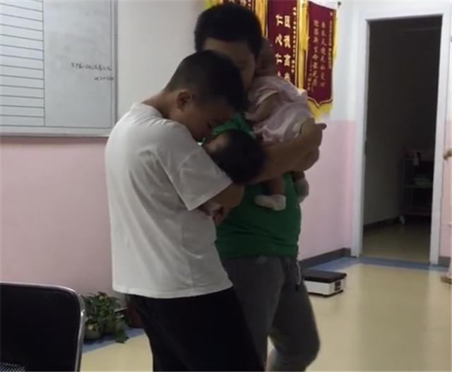 两个大宝照顾两个二宝，还聊起了育儿经，网友：场面好温馨