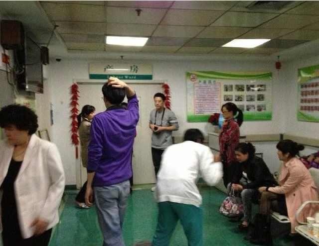 产妇剖腹产，孩子出生后护士抱着孩子出来，却没有一个家人过来抱