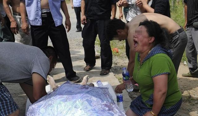 两孩子溺水，宝爸先救自家娃反被骂，爸爸一语，邻居哑口无言