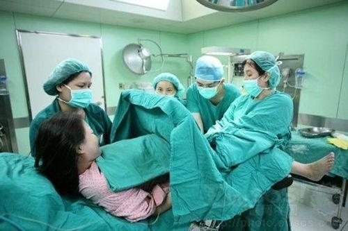 产妇剖腹产，孩子出生后护士抱着孩子出来，却没有一个家人过来抱