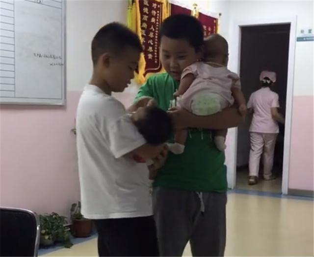 两个大宝照顾两个二宝，还聊起了育儿经，网友：场面好温馨