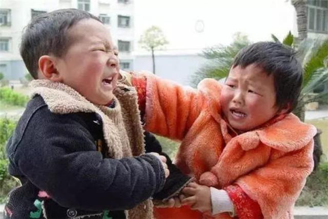 “财产都给你儿子吧！”11岁双胞胎姐妹离家出走，妈妈却丝毫不慌