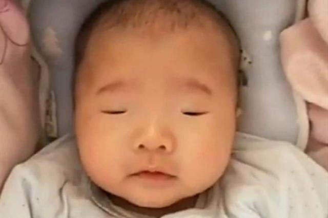 8斤宝宝出生后被发现“没眼睛”，检查结果出来后，妈妈笑出了声