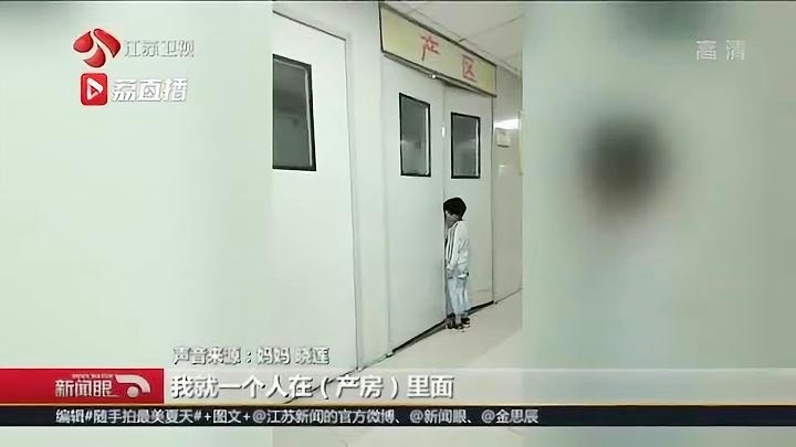 “宝宝出来了，妈妈还在里面”产房外，这个小男孩看哭网友