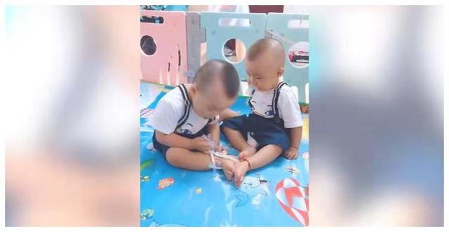 不生个双胞胎，你永远不知道当妈能有多皮，让人乐不停