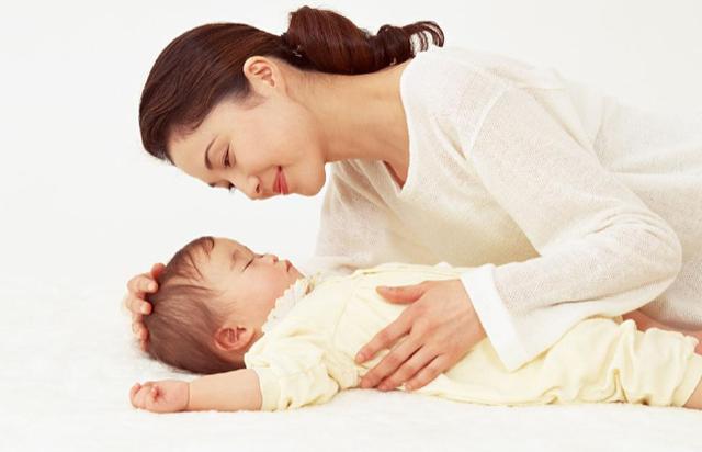 宝妈母乳喂养孩子时，宝爸能做到这三件事，孩子会一生福气满满