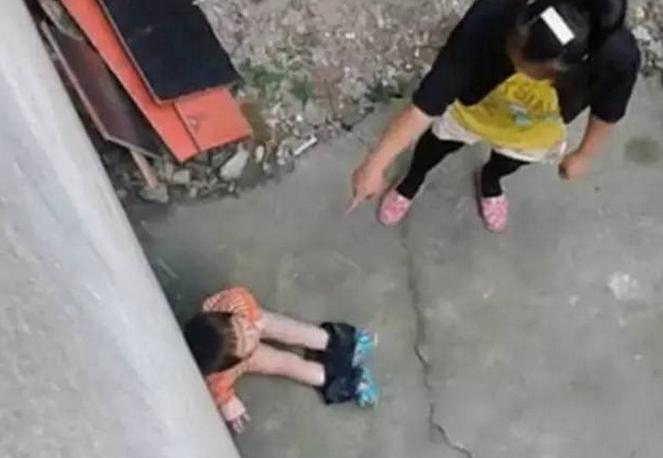 狠心妈妈竟怒踩女儿头部，事情真相令众人暴怒
