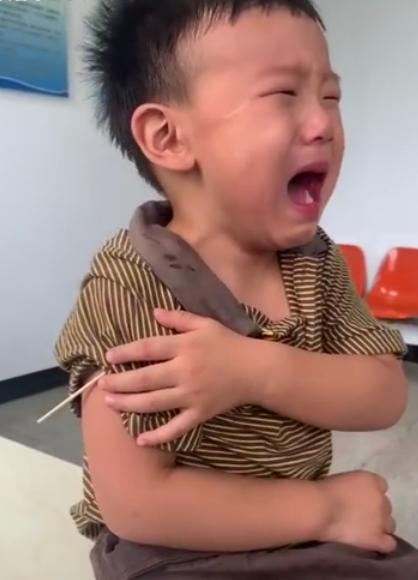 看别人打针VS自己打针，孩子的反应，妈妈笑翻了