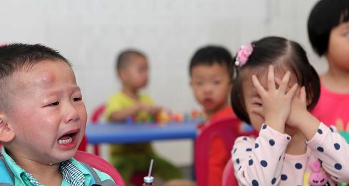 3岁孩子新入幼儿园，谁送孩子更合适，竟然不是妈妈，而是他