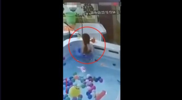 亲妈放任2岁大儿子独自游泳，游泳圈翻转致溺亡，当妈的上厕所去
