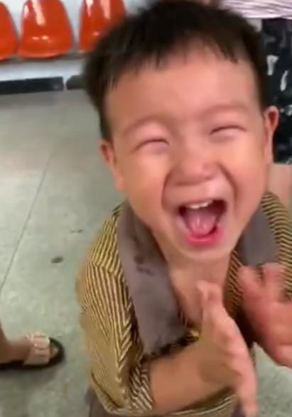 看别人打针VS自己打针，孩子的反应，妈妈笑翻了