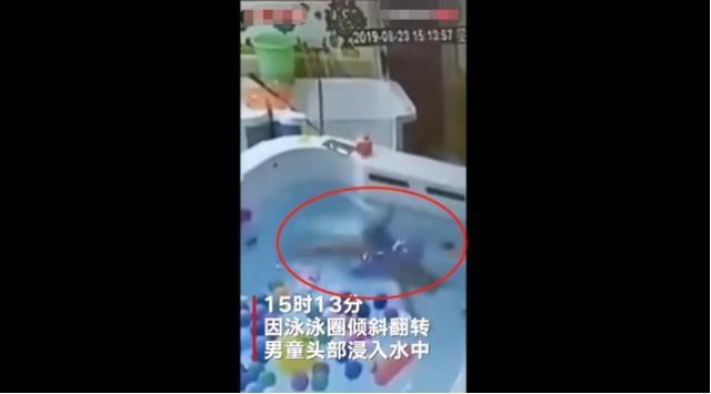 亲妈放任2岁大儿子独自游泳，游泳圈翻转致溺亡，当妈的上厕所去
