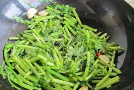 孩子开学后用脑量大，多给孩子吃这道菜，补钙补脑，保护视力