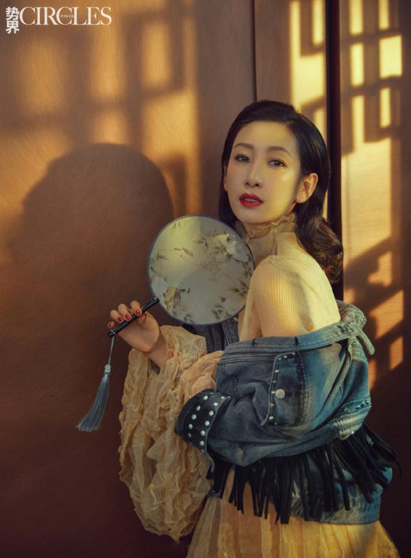 秦海璐登时尚封面,穿旗袍优雅又知性,气质这块拿得死死的