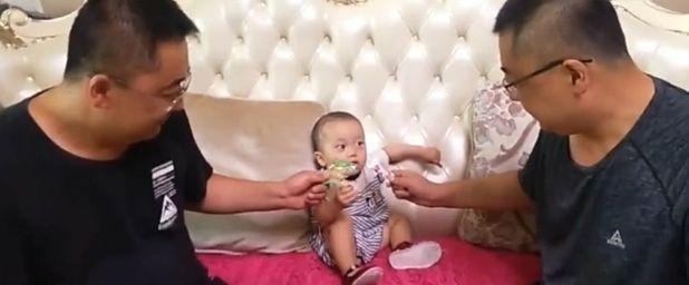 宝宝遇上爸爸的双胞胎兄弟，宝宝：我是谁我在哪儿