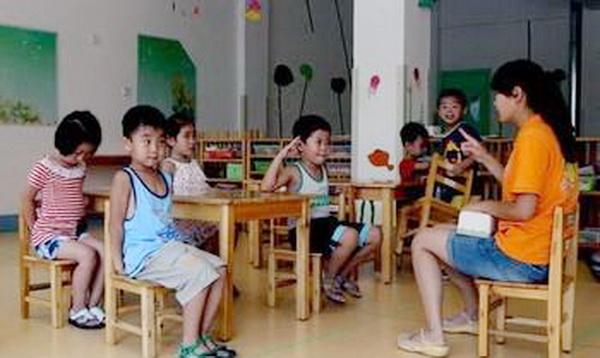 爸爸妈妈爷爷姥姥……开学第一天谁送娃很重要，决定能否顺利入园