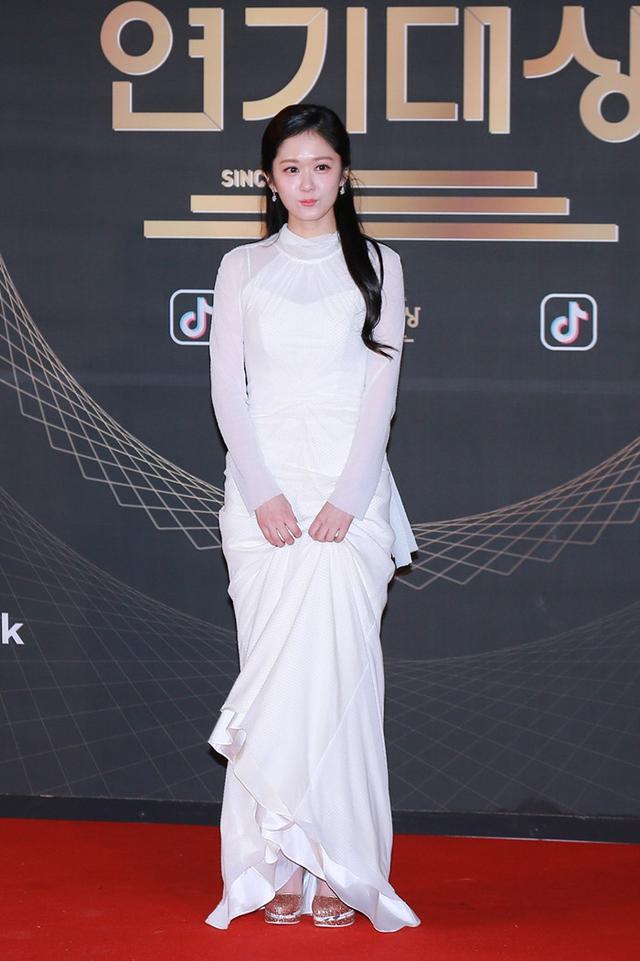 张娜拉穿黑裙现身,38岁气质不减当年,但有种"换"了脸的感觉