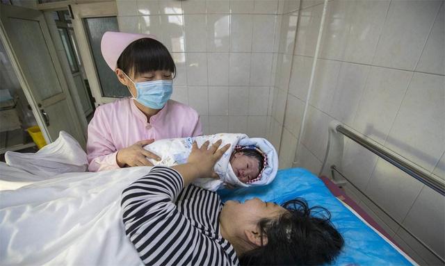 孩子出生后第一个见的人，会影响颜值？不是迷信，听听这科学依据