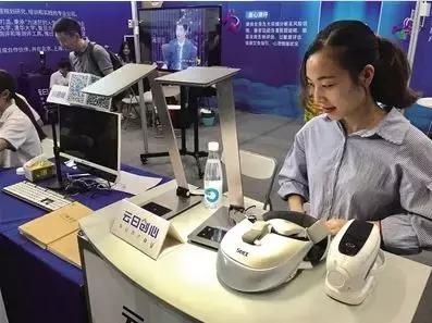 小心！你的孩子用上了“荧光剂作业本”