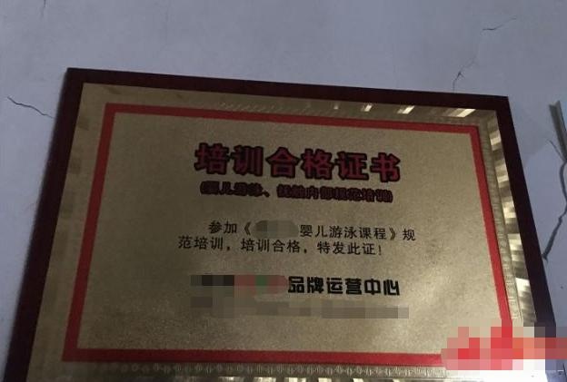 亲妈放任2岁大儿子独自游泳，游泳圈翻转致溺亡，当妈的上厕所去