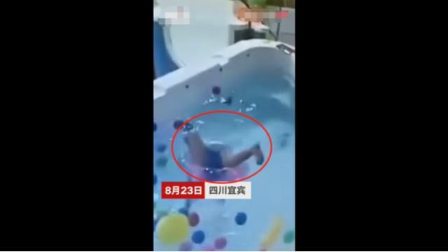 亲妈放任2岁大儿子独自游泳，游泳圈翻转致溺亡，当妈的上厕所去