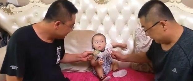 宝宝遇上爸爸的双胞胎兄弟，宝宝：我是谁我在哪儿