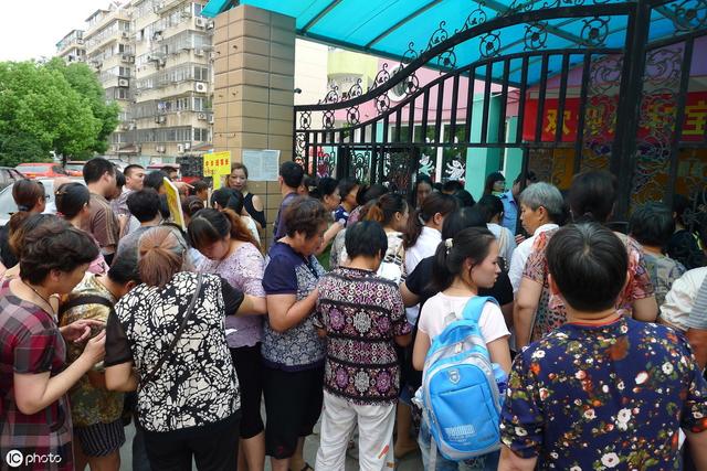 幼儿园开学头一周，家长接娃放学注意几个细节，帮助孩子更快适应