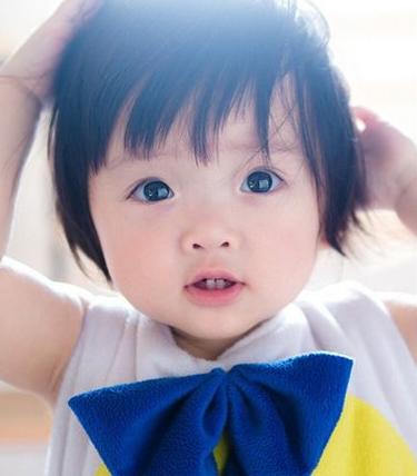 孩子总是摸脑袋，妈妈发现异常，医生检查后说幸好来得早