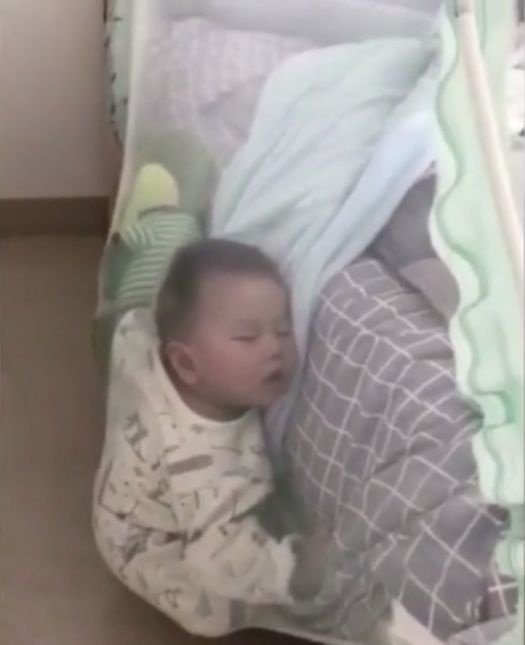 女子哄完孩子睡觉就去逛街，回来走进孩子房间时，女子却呆住了