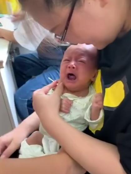 看别人打针VS自己打针，孩子的反应，妈妈笑翻了