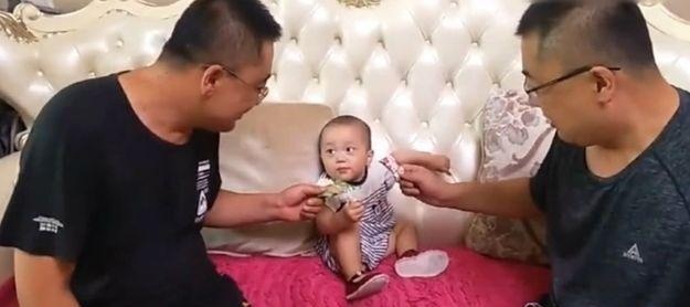 宝宝遇上爸爸的双胞胎兄弟，宝宝：我是谁我在哪儿