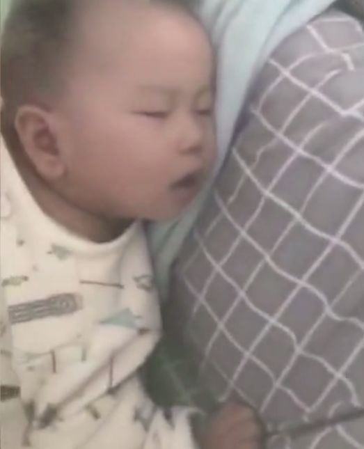 女子哄完孩子睡觉就去逛街，回来走进孩子房间时，女子却呆住了