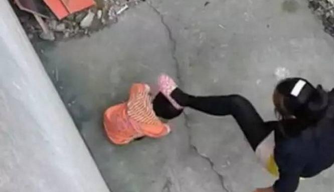 狠心妈妈竟怒踩女儿头部，事情真相令众人暴怒