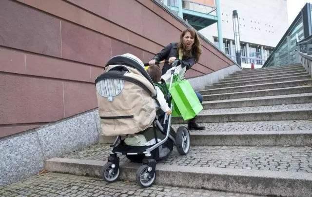 帮抬婴儿车，3个月宝宝摔落至昏迷：好心帮忙也有错，你还会帮吗