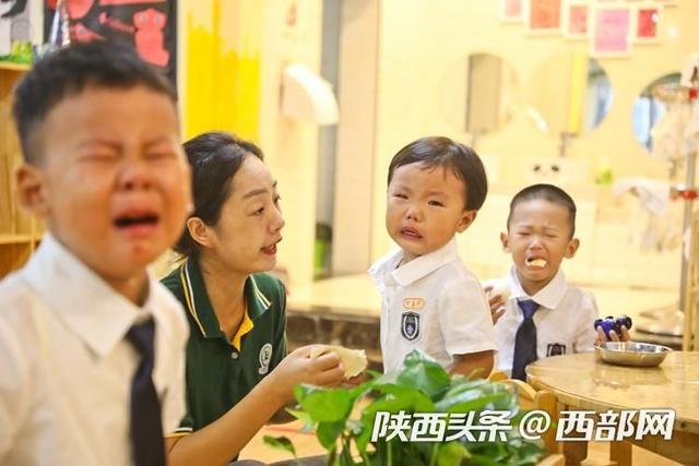 开学季微表情：孩子哭哭笑笑 家长期待又担忧
