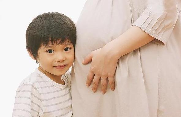 妈妈要生二胎，儿子第一个不乐意，来了两个妹妹后果断真香