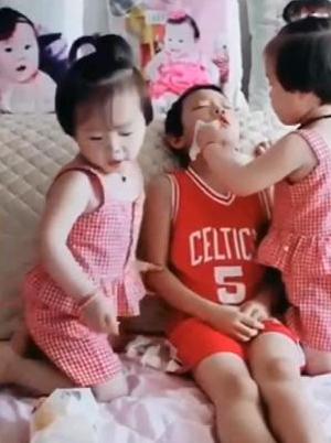 妈妈要生二胎，儿子第一个不乐意，来了两个妹妹后果断真香