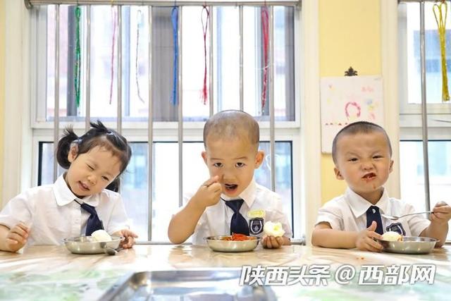 开学季微表情：孩子哭哭笑笑 家长期待又担忧