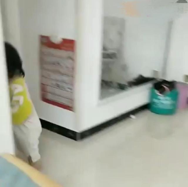 哥哥变魔术，妹妹还以为玩捉迷藏，接下来画面令人意想不到
