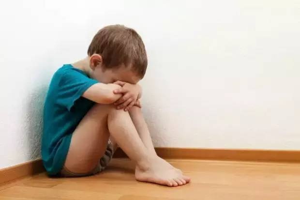 为什么孩子在家很活跃，出门却胆小？认识5点，帮孩子改善社交
