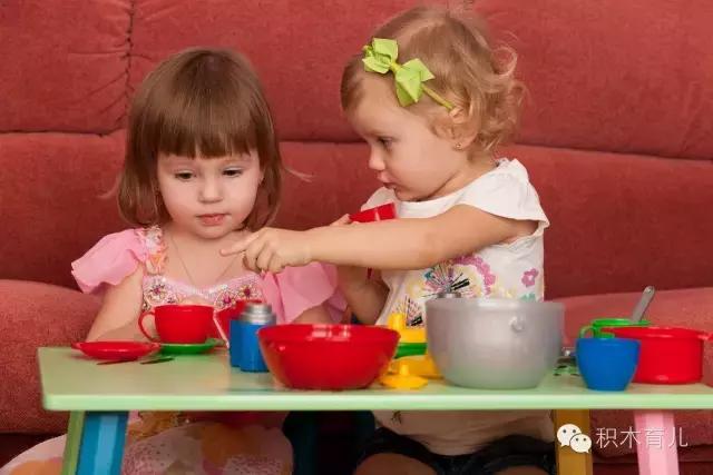 那些在幼儿园人缘好、不认生的孩子，父母早早就做好了这些准备