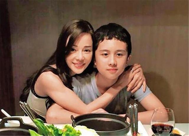 女明星和儿子同床睡15年，这种“有毒”的母爱，毁了孩子的前程