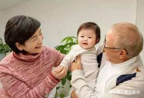 为啥不能让孩子和老人一起睡？这无关迷信，而是有科学依据的