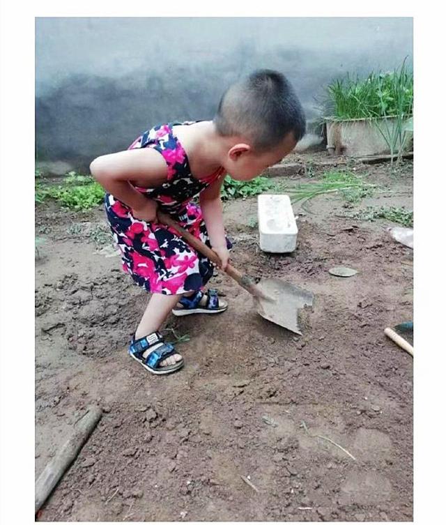 把孩子送回老家给奶奶带，暑假结束娃儿变了样，亲妈：这是我儿？