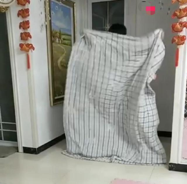 哥哥变魔术，妹妹还以为玩捉迷藏，接下来画面令人意想不到