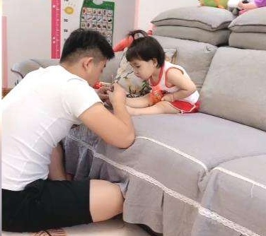 女儿和妈妈同时把脚递过去，让爸爸剪趾甲，爸爸的小动作说明一切