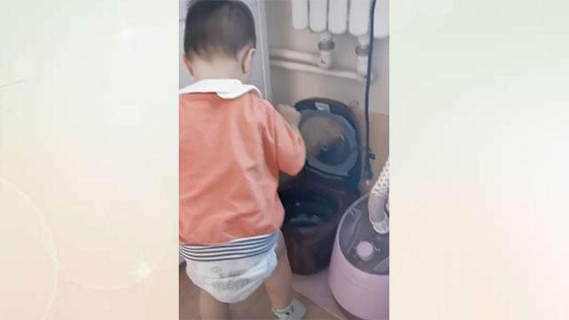 宝宝如厕训练，把电饭煲当成了马桶，网友：幸好穿着纸尿裤