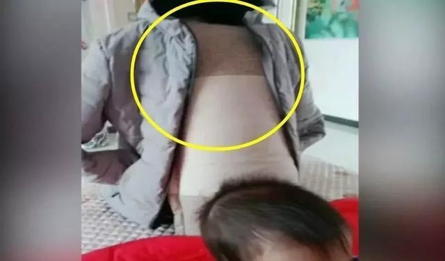 妈妈下楼拿快递，摆个“假妈妈”盯着双胞胎，这画面原谅我笑了！