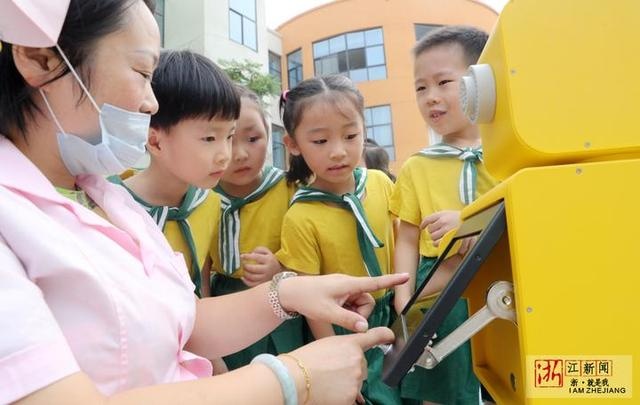 德清：幼儿园来了晨检机器人