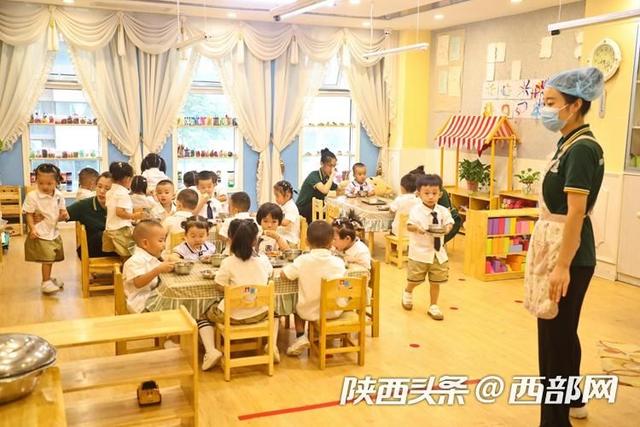 开学季微表情：孩子哭哭笑笑 家长期待又担忧